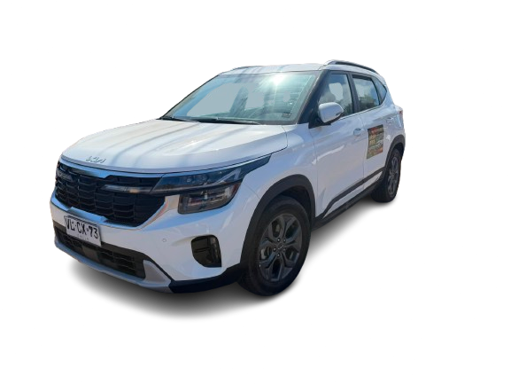 KIA Seltos EX Turbo 1.4 sobre pedestal, premio principal de la Gran Rifa Navideña